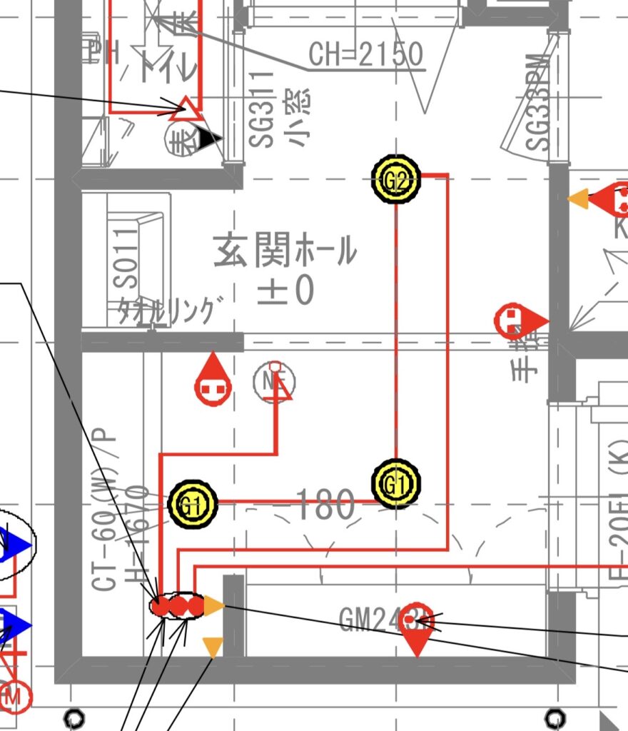 一条工務店の電気図面の記号を確認している様子